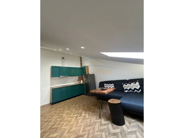 Qera, Apartament 1+1 dhe 2 Garsionere, Komuna Parisit ,Tirane.