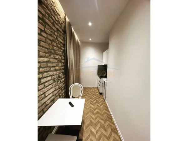 Qera, Apartament 1+1 dhe 2 Garsionere, Komuna Parisit ,Tirane.