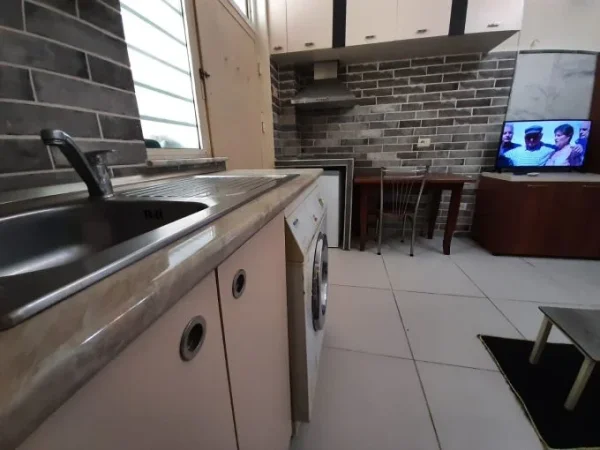 Tirane, jepet me qera garsonier Kati 1, 320 € (tek Rruga Gjon Mili, prane Siri Kodres.)