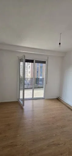 Tirane, jepet me qera zyre Kati 4, 98 m² 700 € (zogu i zi , ish stacioni i trenit)