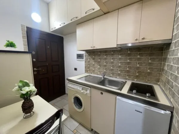 Tirane, jepet me qera garsonier Kati 2, 350 € (5 Maji)