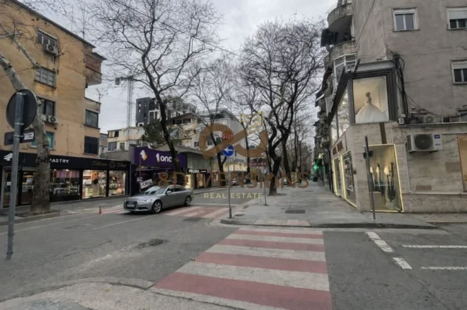 Tirane, jepet me qera dyqan , 212 m² 1.800 € (myslym shyr)