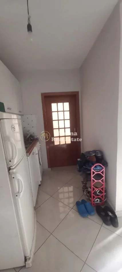 Tirane, jepet me qera apartament 1+1 Kati 2, 45 m² 290 € (Shkolla e Bashkuar)