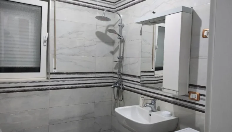 Tirane, jepet me qera apartament 2+1 Kati 1, 91 m² 600 € 