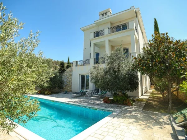 Tirane, jepet me qera ambjent biznesi Kati 3, 774 m² 4.200 € (Liqeni Thate)