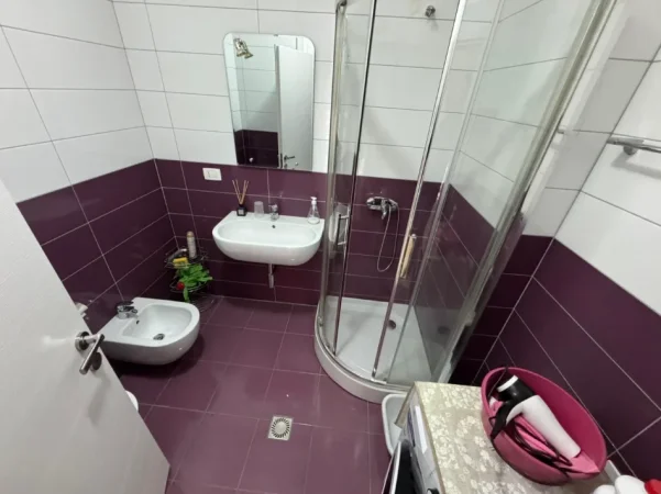 Tirane, jepet me qera apartament 2+1 Kati 2, 