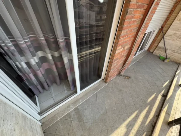 Tirane, jepet me qera apartament 2+1 Kati 2, 