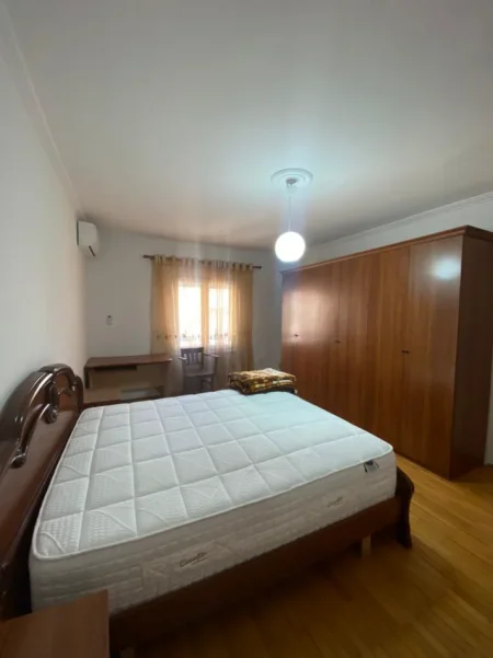 Tirane, jepet me qera apartament 2+1 , 121 m² 600 € (LAPRAKE)