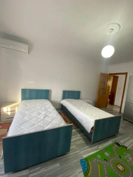 Tirane, jepet me qera apartament 2+1 , 121 m² 600 € (LAPRAKE)