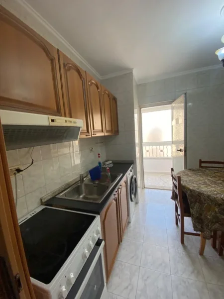 Tirane, jepet me qera apartament 2+1 , 121 m² 600 € (LAPRAKE)