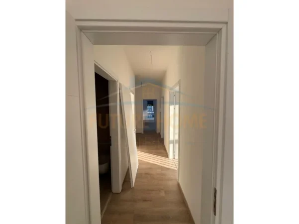 Shqiperi, jepet me qera apartament 3+1+Ballkon Kati 1, 142 m² 1.000 € (FUSHA E AVIACIONIT)