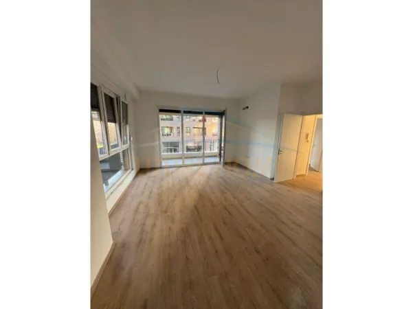 Shqiperi, jepet me qera apartament 3+1+Ballkon Kati 1, 142 m² 1.000 € (FUSHA E AVIACIONIT)