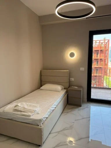 Tirane, jepet me qera apartament 3+1+Ballkon Kati 15, 125 m² 1.600 € (21 Dhjetori, tek Garden Building)