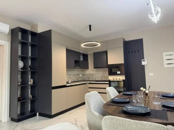 Tirane, jepet me qera apartament 3+1+Ballkon Kati 15, 125 m² 1.600 € (21 Dhjetori, tek Garden Building)