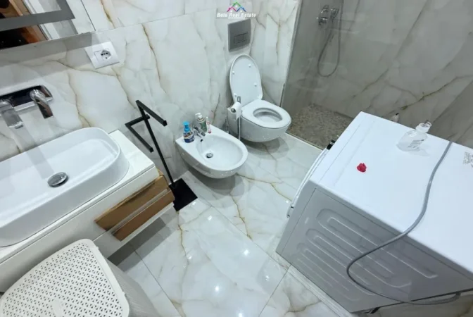 Tirane, jepet me qera apartament 2+1+Ballkon Kati 5, 94 m² 750 € (Liqeni i thate)