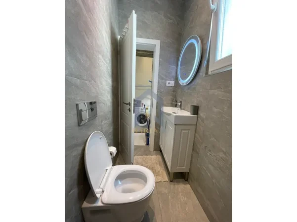 Tirane, jap me qera apartament 1+1+Ballkon Kati 2, 65 m² 650 € (Apartament 1+1 me qira tek Sheshi Willson)