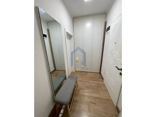 Tirane, jap me qera apartament 1+1+Ballkon Kati 2, 65 m² 650 € (Apartament 1+1 me qira tek Sheshi Willson)