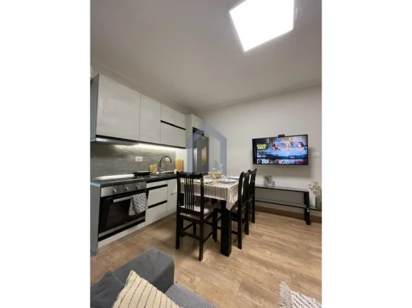 Tirane, jap me qera apartament 1+1+Ballkon Kati 2, 65 m² 650 € (Apartament 1+1 me qira tek Sheshi Willson)