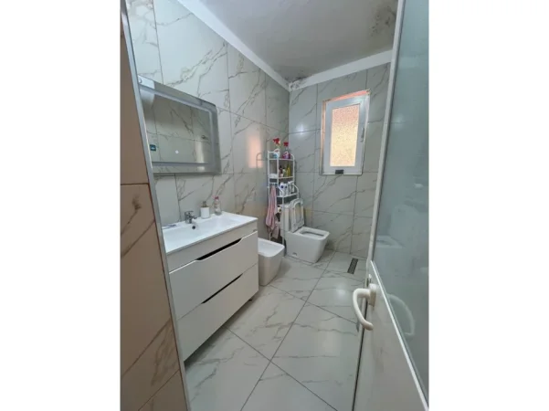 Tirane, shitet apartament 1+1+Ballkon Kati 2, 60 m² 100.000 € (Kinostudio)
