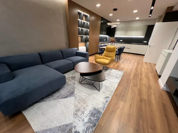 Tirane, jepet me qera apartament 2+1+Aneks+Ballkon Kati 4, 2.000 € (ish blloku)