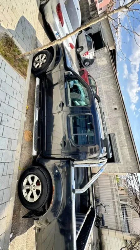 Tirane, shitet Pick-Up Nissan Navara Nafte, e zeze Kondicioner 320.000 km