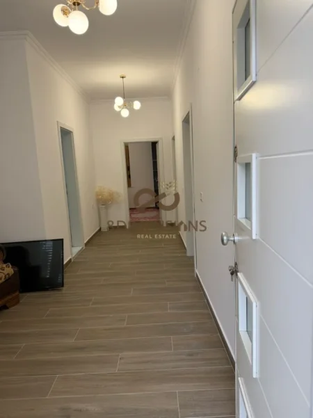 Tirane, jepet me qera apartament 2+1+Ballkon Kati 1, 110 m² 600 € (bulevardi i ri)