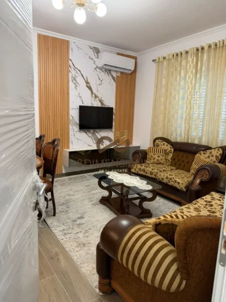 Tirane, jepet me qera apartament 2+1+Ballkon Kati 1, 110 m² 600 € (bulevardi i ri)