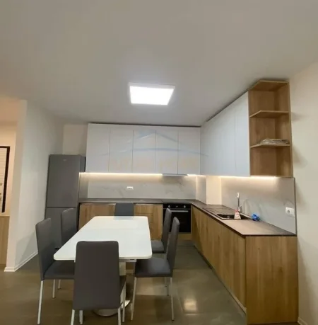 Tirane, jepet me qera apartament 3+1 , 115 m² 750 € (Fusha e Aviacionit)