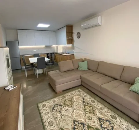 Tirane, jepet me qera apartament 3+1 , 115 m² 750 € (Fusha e Aviacionit)