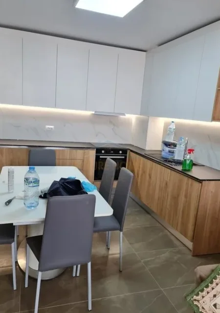 Tirane, jepet me qera apartament 3+1 , 115 m² 750 € (Fusha e Aviacionit)