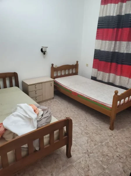 Tirane, jepet me qera apartament 2+1+Ballkon Kati 1, 85 m² 450 € 