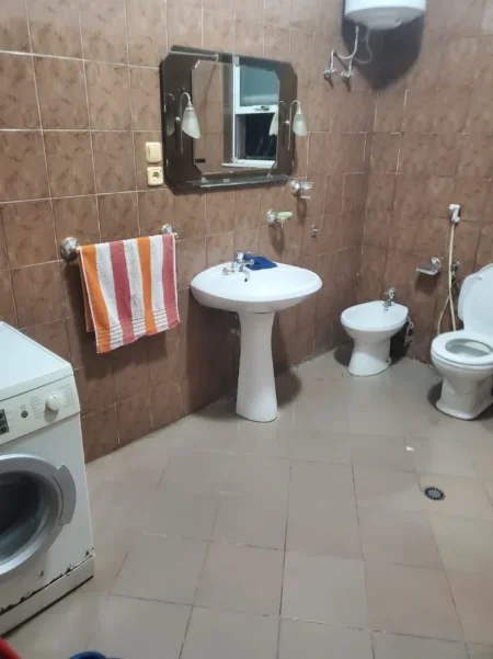 Tirane, jepet me qera apartament 2+1+Ballkon Kati 1, 85 m² 450 € 