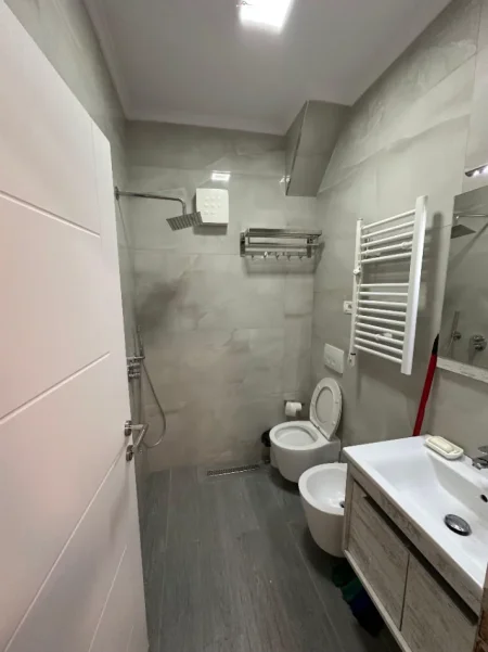 Tirane, jepet me qera apartament 1+1 Kati 2, 60 m² 570 € (Brryli, prane Bar Votra)