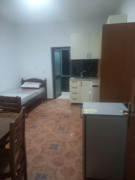 Tirane, jepet me qera garsonier Kati 2, 28 m² 300 € (afer Qytetit Sudenti Tirane.)