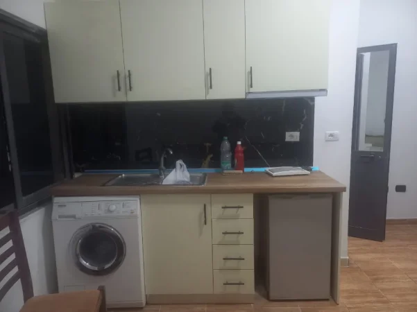 Tirane, jepet me qera garsonier Kati 2, 28 m² 300 € (afer Qytetit Sudenti Tirane.)