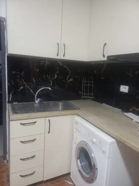 Tirane, jepet me qera garsonier Kati 2, 28 m² 300 € (afer Qytetit Sudenti Tirane.)