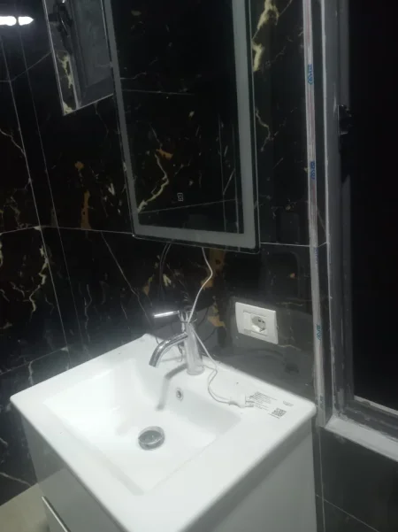 Tirane, jepet me qera garsonier Kati 2, 28 m² 300 € (afer Qytetit Sudenti Tirane.)