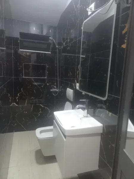 Tirane, jepet me qera garsonier Kati 2, 28 m² 300 € (afer Qytetit Sudenti Tirane.)