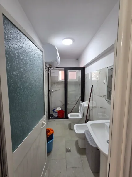 Durres, jepet me qera apartament 1+1 Kati 5, 65 m² 300 € (Shkolla Eftali Koci, Durrës)