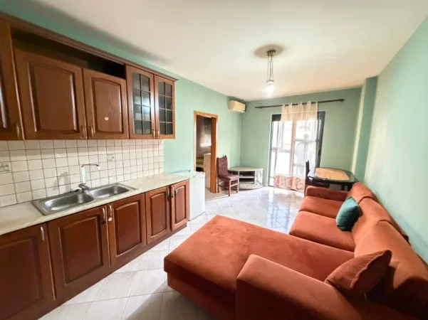 Tirane, jepet me qera apartament 1+1 Kati 3, 70 m² 520 € (Rruga 5 Maj)