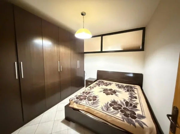 Tirane, jepet me qera apartament 1+1 Kati 3, 70 m² 520 € (Rruga 5 Maj)