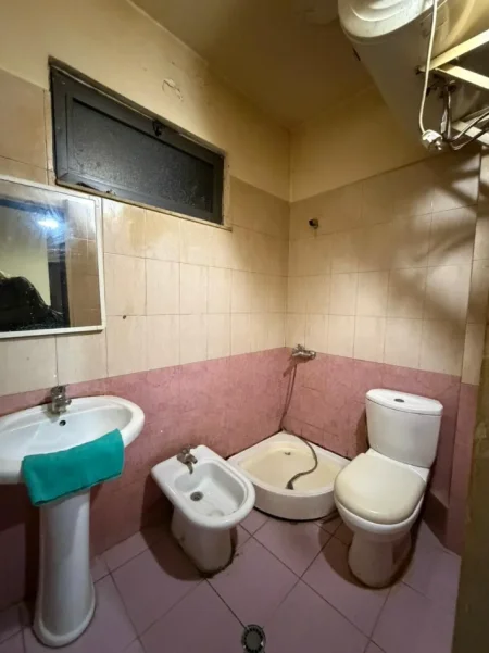 Tirane, jepet me qera apartament 1+1 Kati 3, 70 m² 520 € (Rruga 5 Maj)