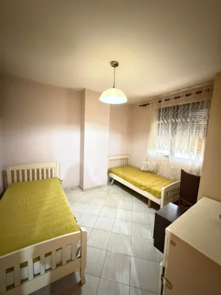 Tirane, jepet me qera apartament 1+1 Kati 3, 70 m² 520 € (Rruga 5 Maj)