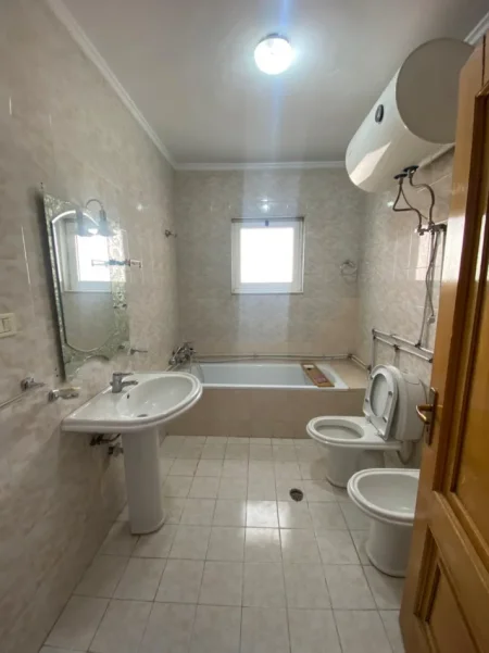 Tirane, jepet me qera apartament 2+1 , 100 m² 600 € (Laprakë)