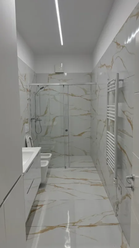 Tirane, jepet me qera apartament 2+1+Ballkon Kati 1, 124 m² 1.000 € (Kodra e Diellit)