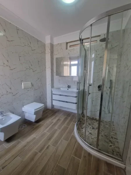 Tirane, shes apartament 3+1 Kati 4, 127 m² 209000 € (Rruga Xhanfize Keko)