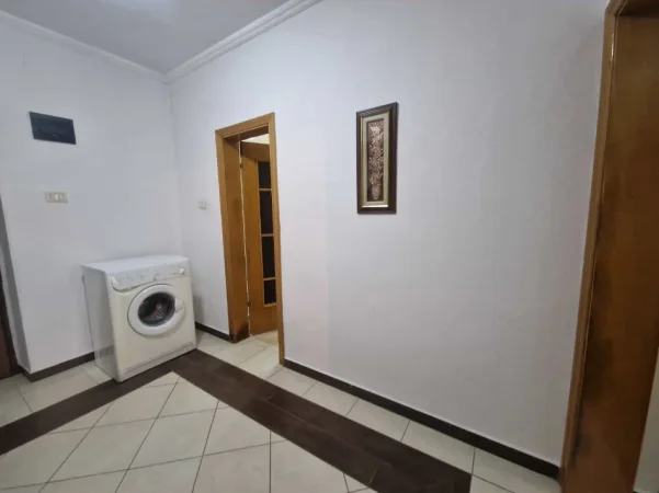 Tirane, jepet me qera apartament 1+1 Kati 3, 55 m² 520 € (Rruga e Kavajes)