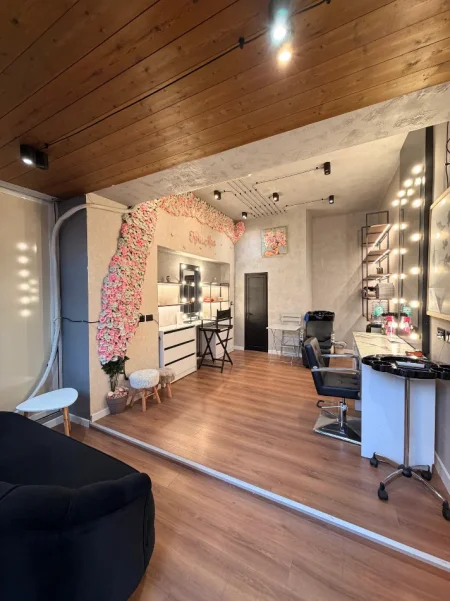 Tirane, shitet dyqan Kati 0, 18 m² (Ura e Nisharakut)