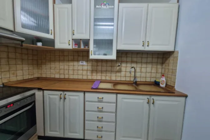 Tirane, jepet me qera apartament 1+1 Kati 3, 55 m² 520 € (Rruga e Kavajes)