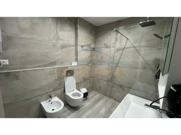 Shitet, Apartament 2+1+2+Post Parkimi, Rruga e Barrikadave, Tiranë